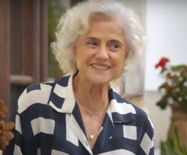 A renomada atriz brasileira, Marieta Severo abre a lista. Nasceu em 1946. Marieta é mais conhecida por seu papel como Nenê na série "A Grande Família", que esteve no ar de 2001 a 2014. Ela perdeu recentemente seu marido, Aderbal Freire-Filho, vale lembrar.