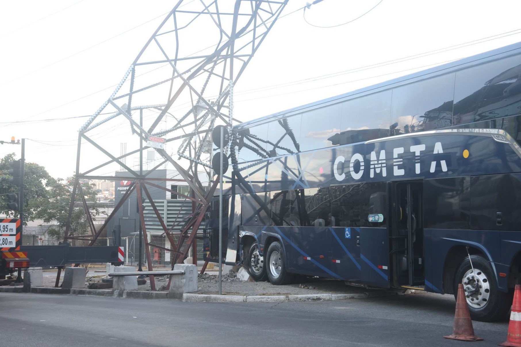 Ônibus bate em torre, e moradores da grande bh ficam sem luz