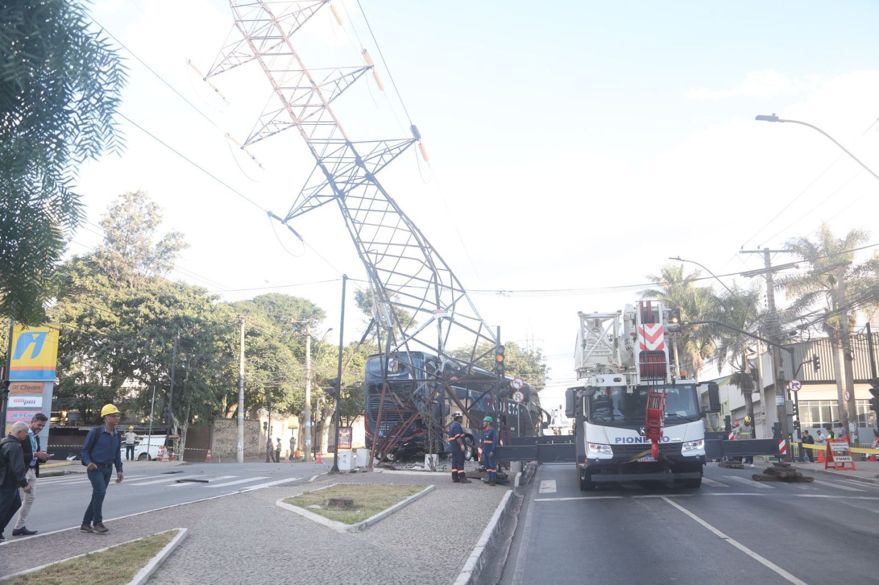 A Autarquia Municipal de Trânsito e Transportes de Contagem (Transcon) informou que a torre tem alto risco de tombamento da estrutura