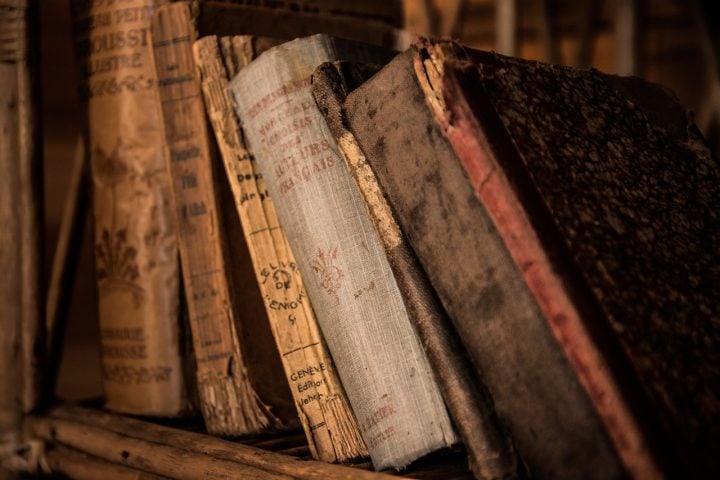 A prática, chamada bibliopegia antropodérmica, foi comum no século 19, especialmente ligada a punições ou para registros médicos.