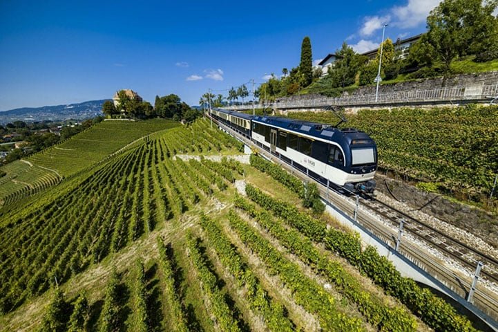  A primeira parada Ã© na vila de GruyÃšres e nas fÃ¡bricas do queijo. Na parte da tarde o trem passa em Broc, para visita Ã  Maison Cailler antes de retornar ao ponto de partida.