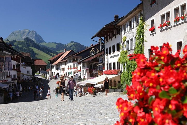 A cidade de Gruyères, onde fica o bar, é uma atração à parte. Fica na região de Fribourg, na área francesa da Suíça. O local é uma pequena vila no topo de uma colina, a cerca de 68 km da capital Berna. 
