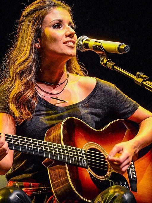 Discreta, atrevida ou explosiva? Qual versão você prefere de Paula Fernandes na Inteligência Artificial?