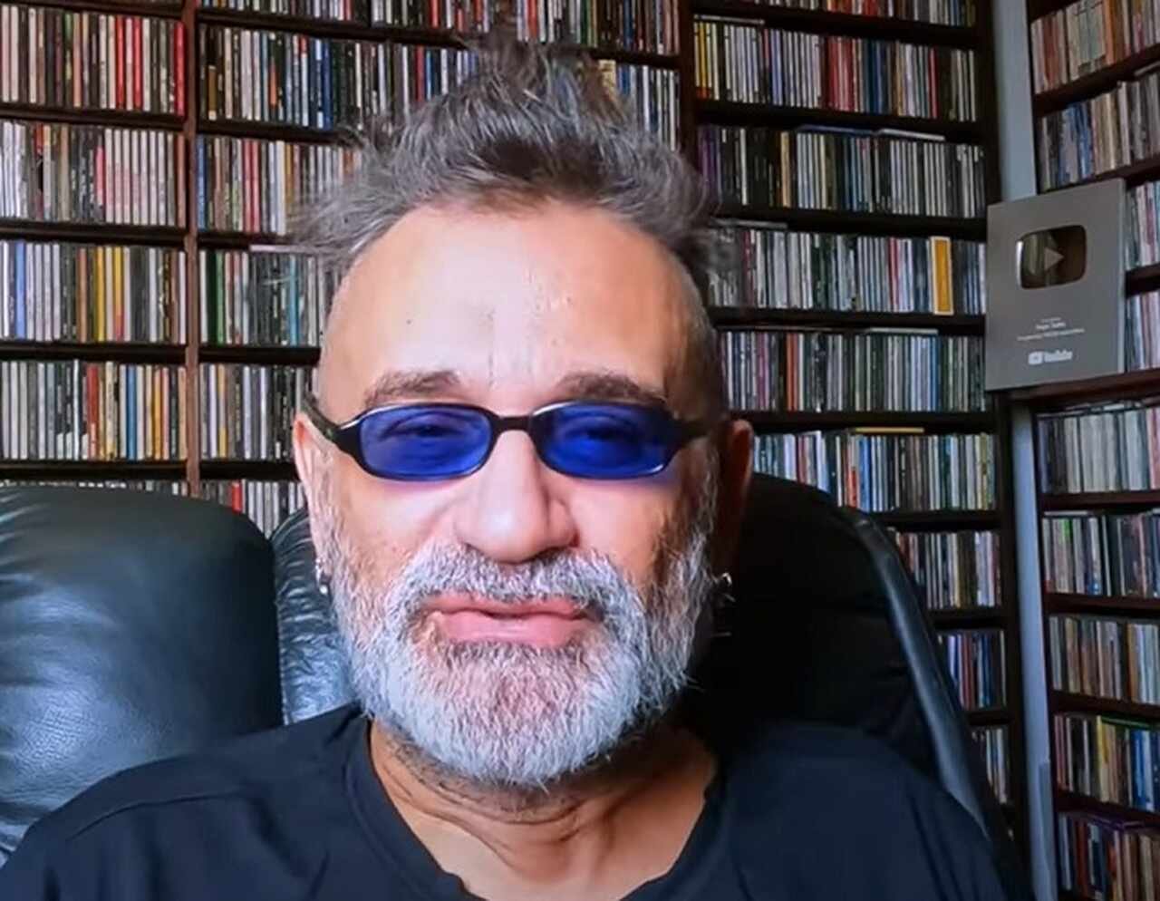Voltando aos brasileiros da lista, o jornalista Regis Tadeu também aniversaria junto com os companheiros desta galeria. O crítico musical nasceu em 1960. 