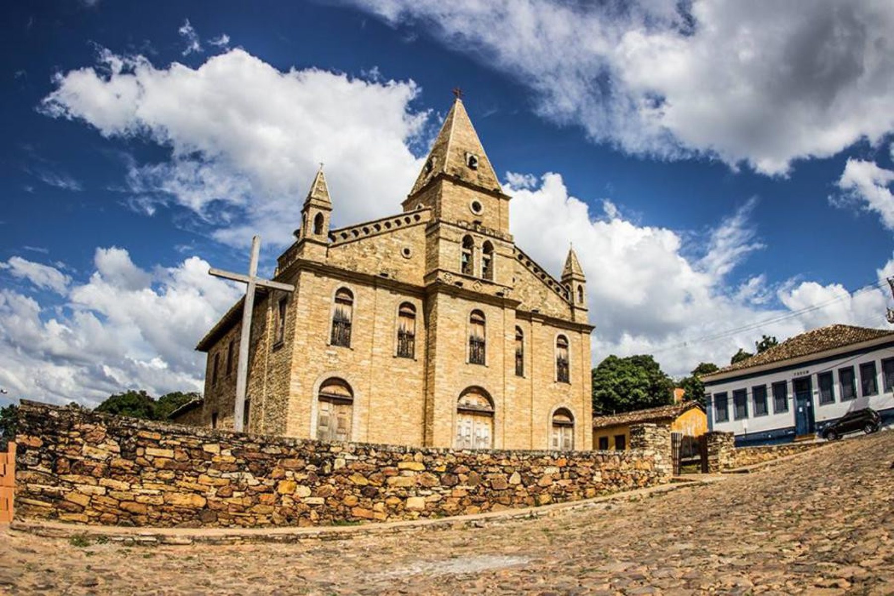 Rústica e feita de pedras, Matriz de Santo Antônio é o símbolo da cidade