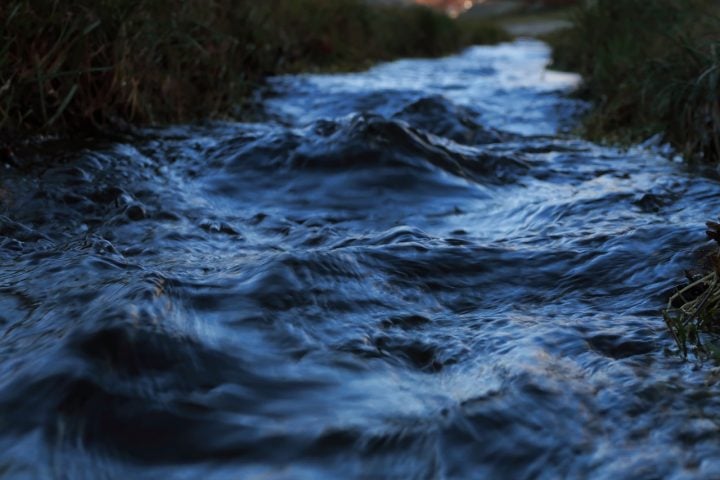 Em vez disso, apresentam características peculiares, como bifurcações que não retornam ao curso principal, fluxos em sentidos opostos e bacias hidrográficas com limites ambíguos.