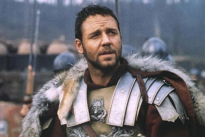 Nascido em 7 de abril de 1964 na cidade de Wellington, a capital da Nova Zelândia, Russell ganhou o Oscar de Melhor Ator pelo papel de Maximus no filme "Gladiador" (2000). 