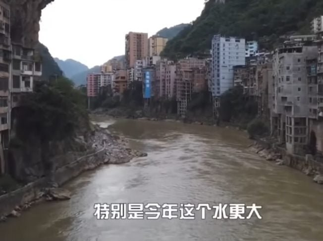 A cidade é desse jeito por conta de alguns aspectos bem particulares. Um deles é o fato dela estar localizada às margens do rio Hengjiang, cercada por altas e íngremes montanhas de ambos os lados, além de uma vegetação densa.