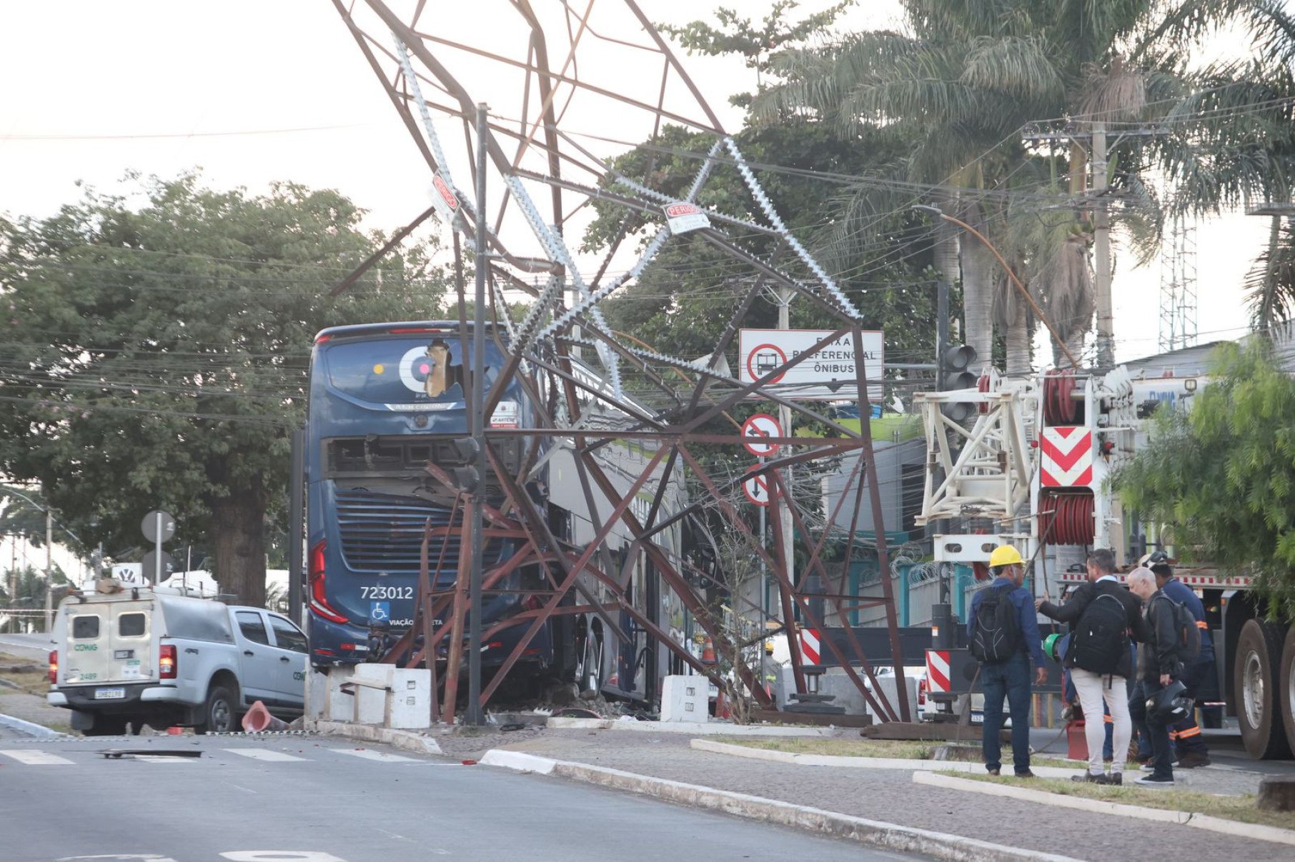 A companhia informou ainda que uma equipe atua na manutenção da torre atingida pelo ônibus