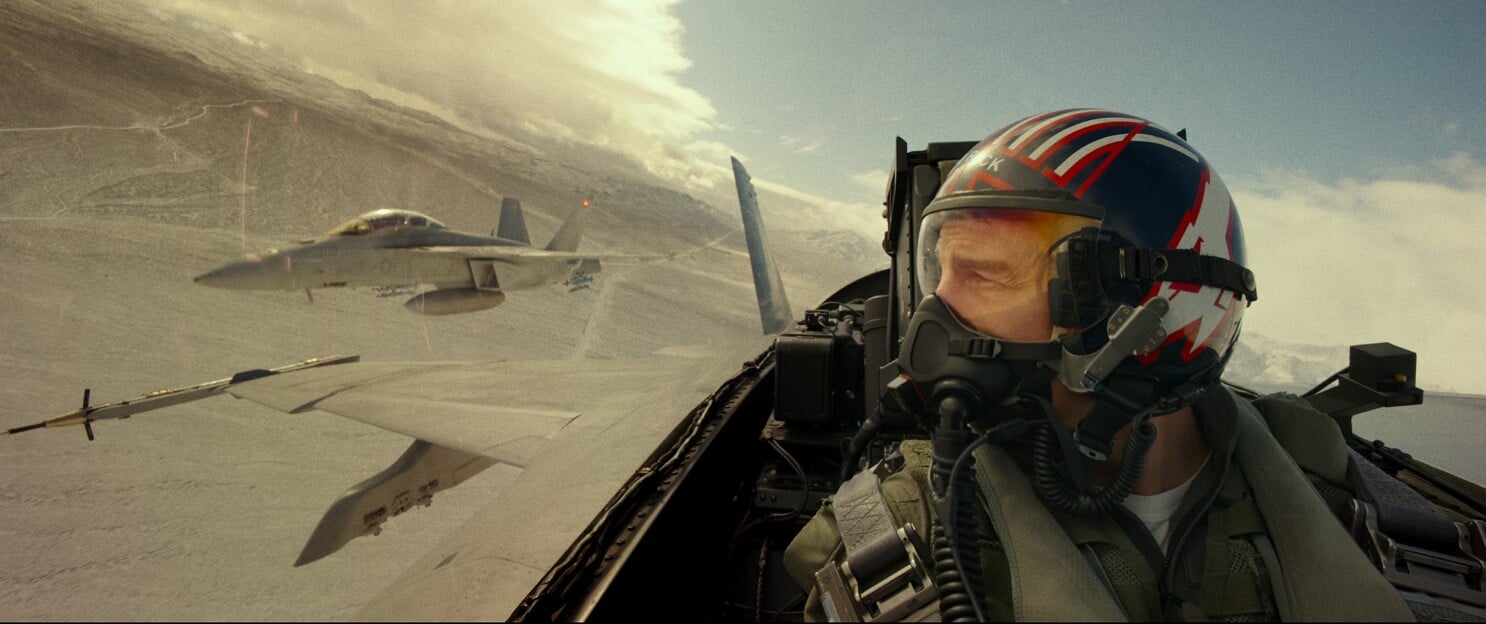 Top Gun: Maverick (2022)
Dirigido por Joseph Kosinski, estrelado por Tom Cruise e Miles Teller, acompanha o retorno de Maverick à aviação militar. Zimmer modernizou a trilha icônica de Top Gun, mantendo a adrenalina e a emoção.

