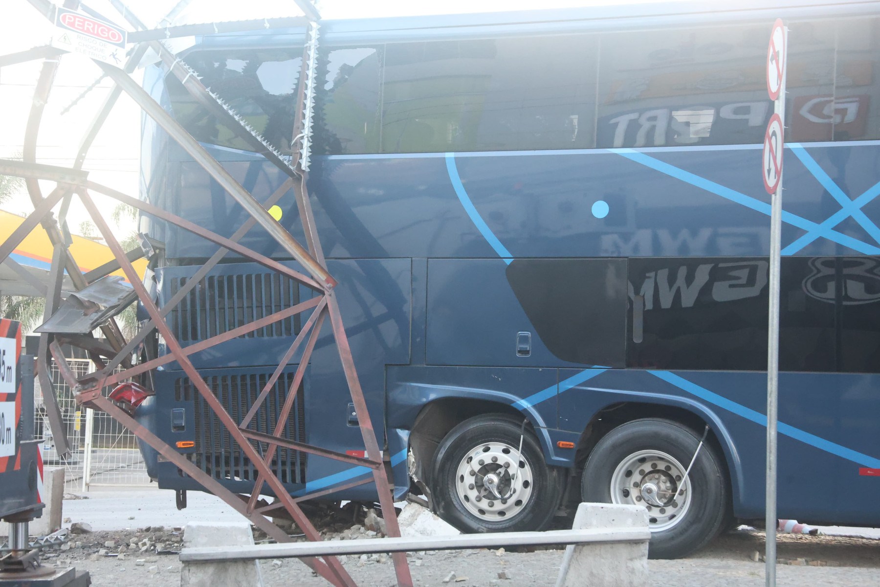 Um ônibus de viagem da empresa Viação Cometa bateu em uma torre de transmissão de energia na Avenida Babita Camargos, esquina com a Rua Osório de Morais, em Contagem, Região Metropolitana de Belo Horizonte, na tarde desta quarta-feira (28/5)