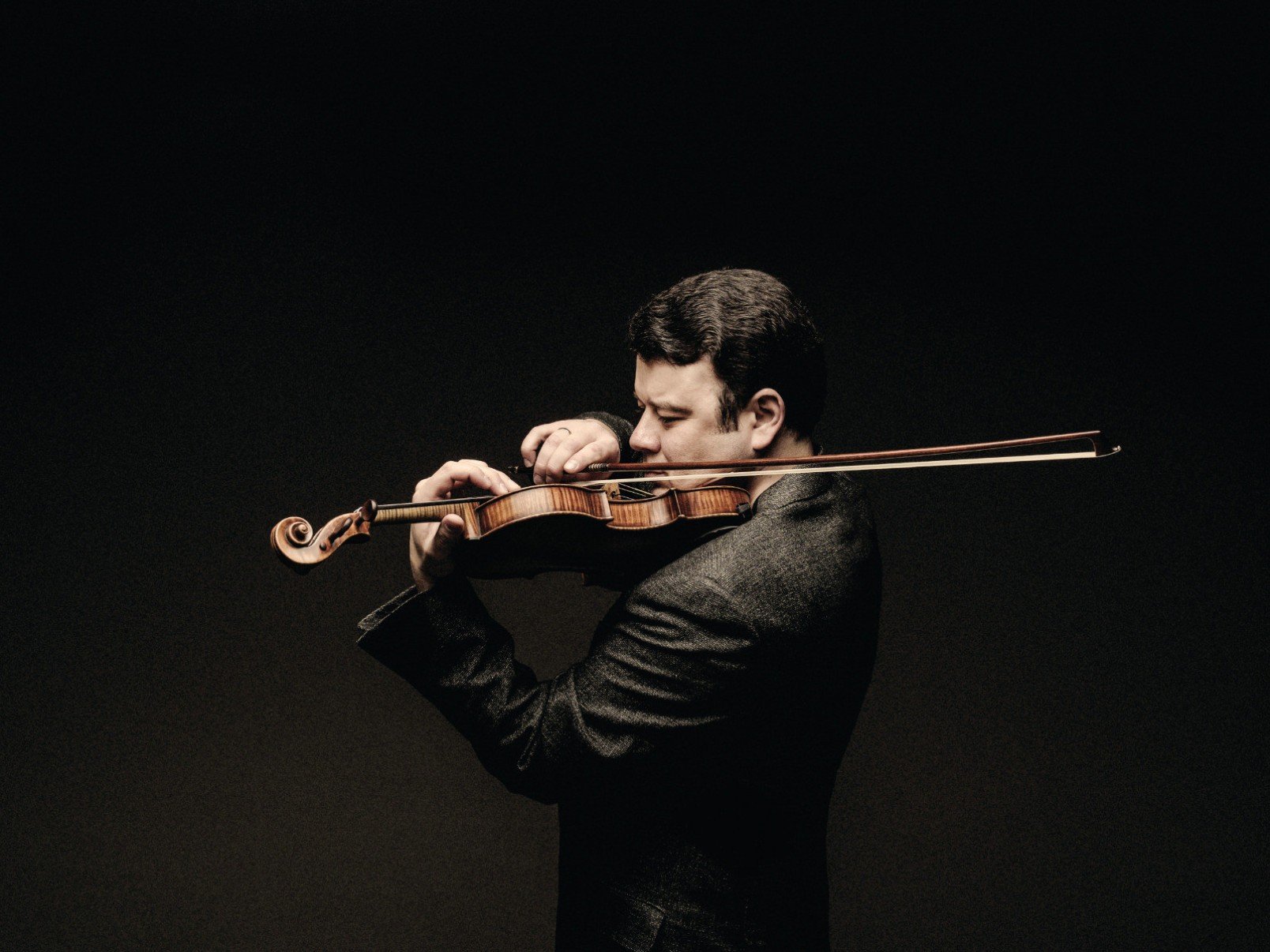 Vadim Gluzman  está de lado, com o violino sobre o ombro