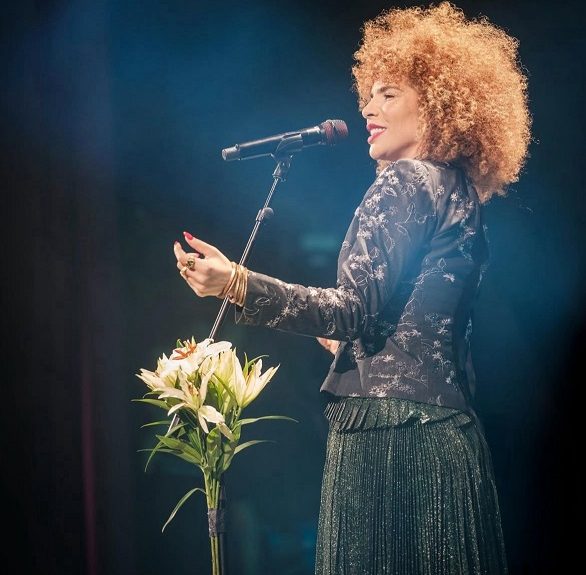 Em abril, Vanessa da Mata fez uma turnê pela Europa e ou por diversos países como Luxemburgo, Noruega, Suécia, Espanha, Inglaterra, Irlanda e Portugal.