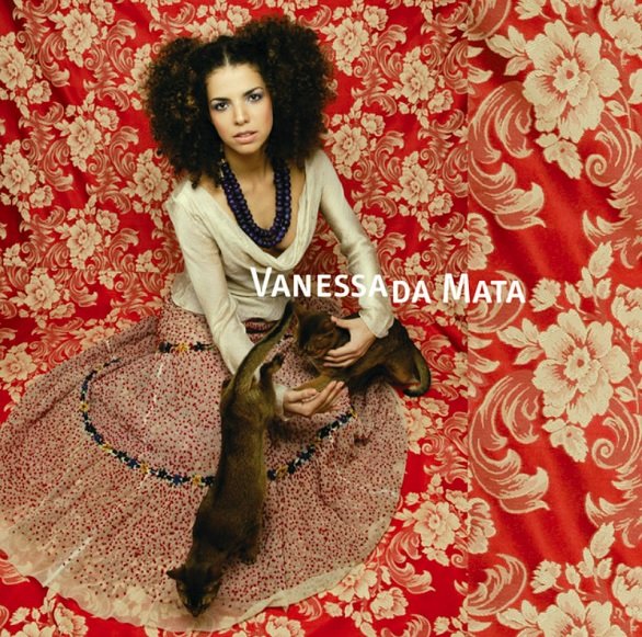 Em "Essa Boneca Tem Manual" (2004), conquistou o grande público com "Ai, Ai, Ai...", tema da novela "Belíssima", e "Ainda Bem", tema da novela "Pé na Jaca".