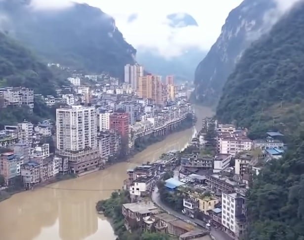 Por causa do terreno acidentado, Yanjin é cheia de curvas, o que dificulta o planejamento urbano. A cidade tem apenas 30 metros de largura no ponto mais estreito e 300 metros nas áreas mais largas.