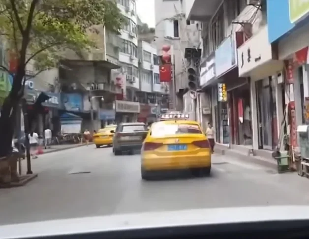 Hoje em dia, quase 400 mil pessoas vivem lá, espremidas em meio às montanhas.