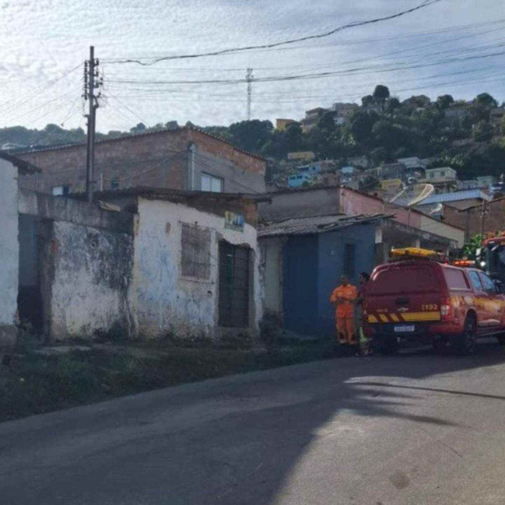 Casa pega fogo e a suspeita é de incêndio criminoso, na grande bh