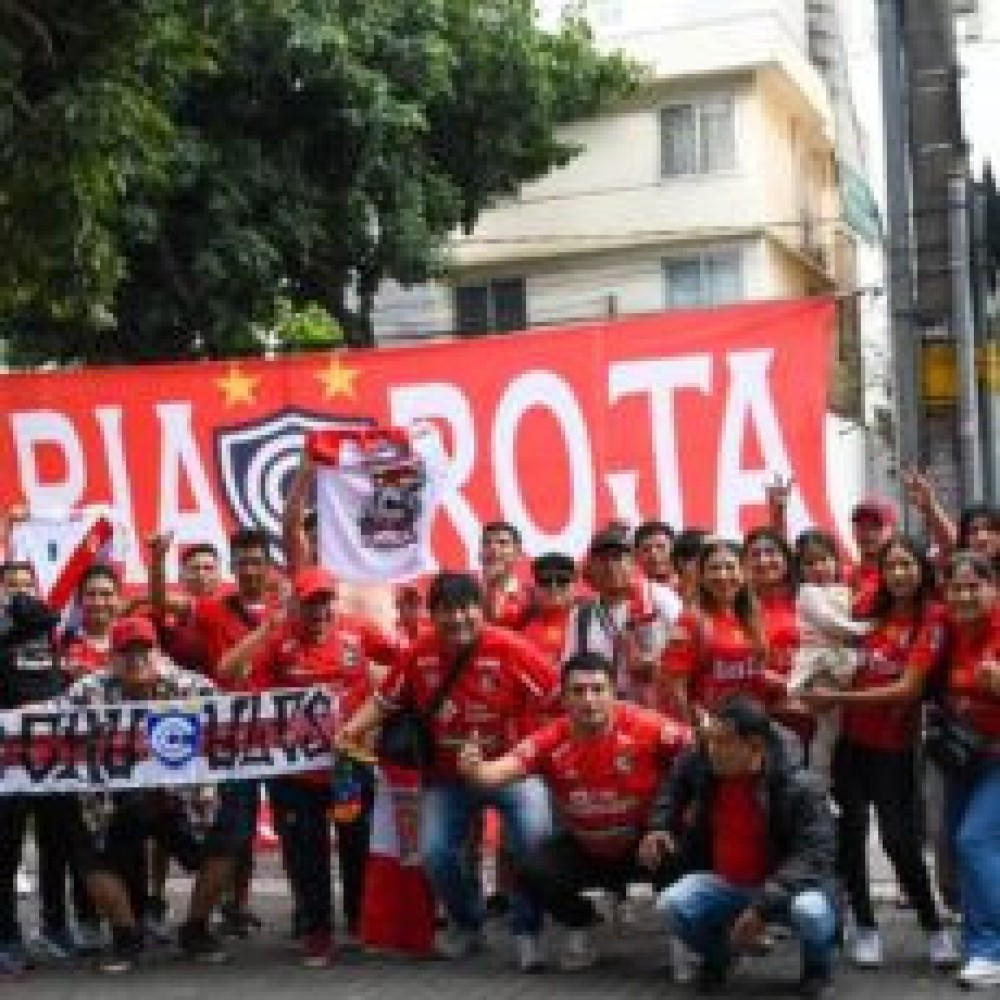 Torcedores do cienciano fazem ‘festa’ em bh antes de partida contra o atlético