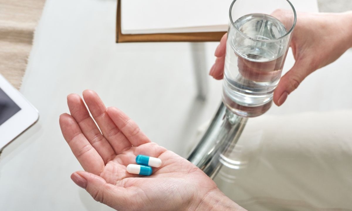 Automedicação com ansiolíticos, antibióticos e corticoides pode causar dependência, reações graves e complicações clínicas Perigos da automedicação
