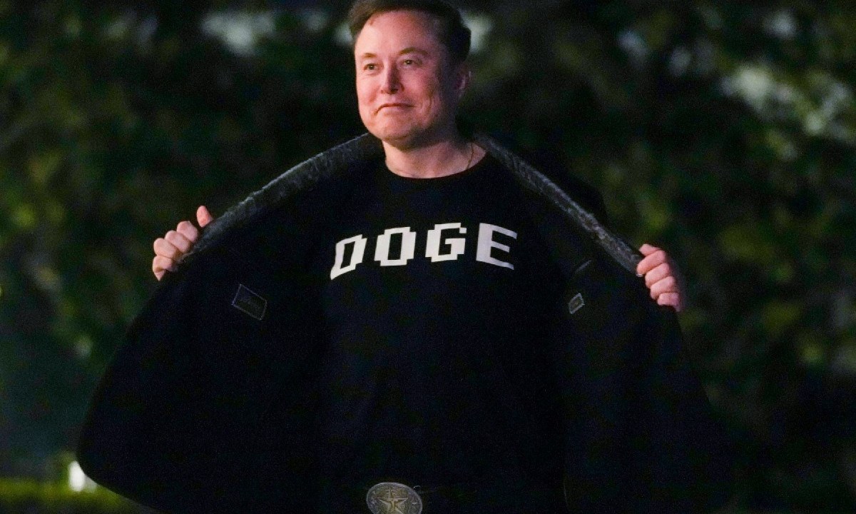  Elon Musk exibe uma camisa com a inscrição DOGE enquanto caminha pelo gramado sul da Casa Branca -  (crédito: Oliver Contreras / AFP)