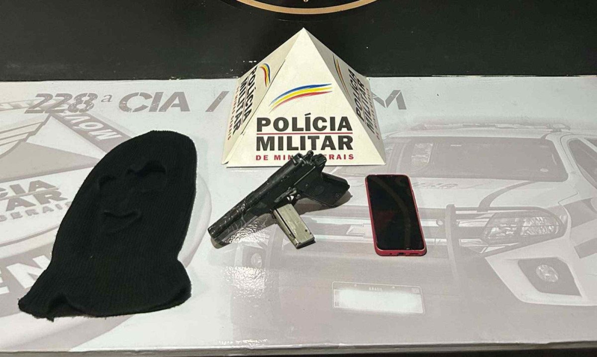 Um celular e uma réplica de pistola, escondida em uma máscara preta, foram apreendidos