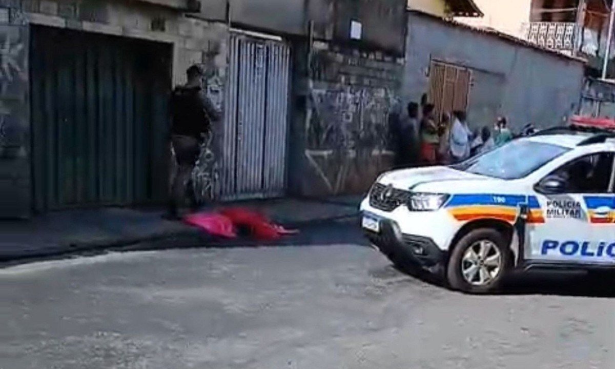 Polícia foi acionada na rua Américo Martins da Costa, bairro Minaslândia, onde recém-nascido foi encontrado morto em lixeira -  (crédito: Redes sociais)