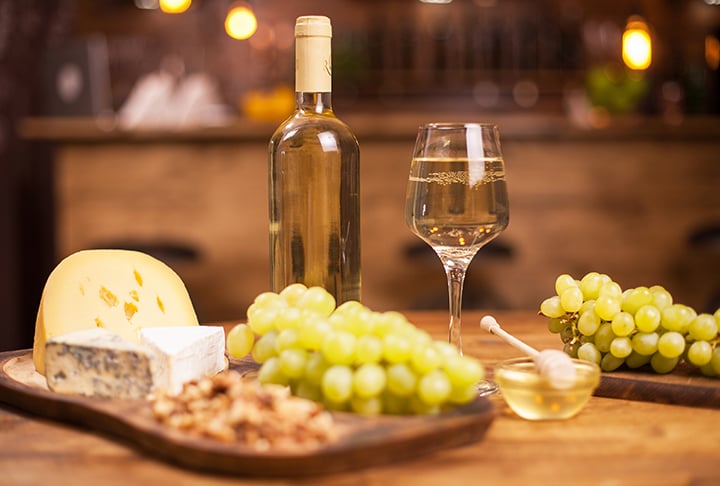 O fondue de queijo é geralmente acompanhado por vinho branco seco ou chá quente, pois essas bebidas ajudam na digestão. Um costume suíço é brindar com cada pessoa à mesa enquanto a olha nos olhos antes de tomar o primeiro gole.