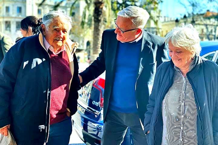 Mujica também chamou atenção por doar quase todo o salário para seu partido e a uma frente de auxílio para moradias, reforçando as suas preocupações sociais. 
