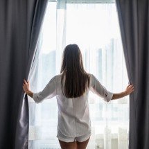 Cortina térmica para casa: solução que ajuda a aquecer o ambiente no frio - Freepik