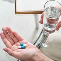 Com vigilância e diagnósticos limitados, Brasil enfrenta alta de infecções resistentes a antibióticos - shironosov de Getty Images