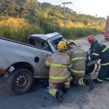Motorista de caminhonete morre em colisão frontal na BR-040, em Ibirité - CBMMG/Divulgação
