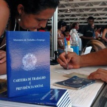 Mulher se inscreve para vaga de emprego; imagem meramente ilustrativa -  (crédito: Jeso Carneiro/Flickr)