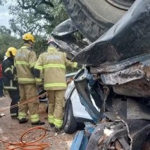 MG: ultrapassagem em rodovia leva a acidente com caminhões, carros e picape - CBMMG