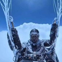 Piloto de parapente é puxado para dentro de nuvem a mais de 8 mil metros - Reprodução / redes sociais