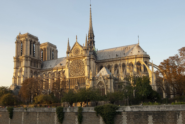 Catedral de Notre-Dame - Construída entre 1163 e 1345, Notre-Dame é um dos melhores exemplos da arquitetura gótica sa. Localizada na Île de la Cité, foi cenário do famoso romance "O Corcunda de Notre-Dame" de Victor Hugo.