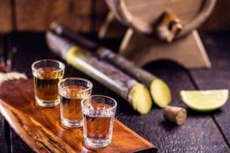 Minas lidera produção de cachaça no país, aponta relatório