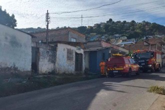 Casa pega fogo e a suspeita é de incêndio criminoso, na Grande BH