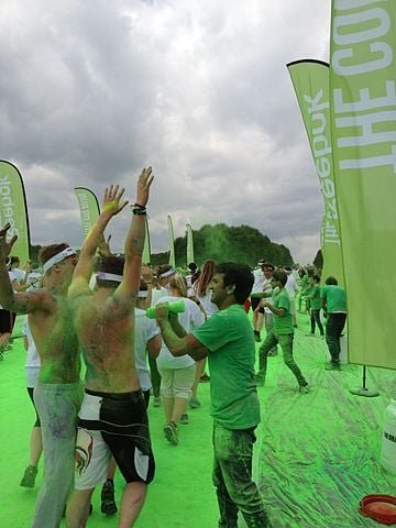 The Color Run - Os participantes fazem uma corrida normal de 5 quilômetros, mas com uma peculiaridade:  são banhados com pó colorido, feito de amido de milho. -Isderion wikimedia commons 