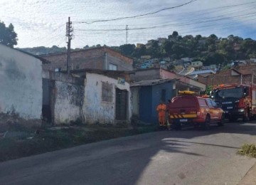 As chamas colocavam em risco imóveis vizinhos e caminhões estacionados -  (crédito: Divulgação/Corpo de Bombeiros)