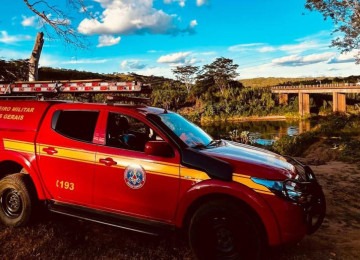 O corpo foi visto boiando às margens do Rio das Velhas -  (crédito: CBMMG/Divulgação)