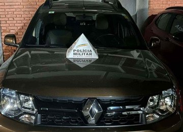 O veículo roubado, de modelo Renaut Duster, foi recuperado com um dos suspeitos -  (crédito: Divulgação/Polícia Militar)