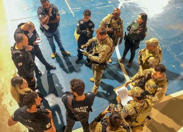 Mais de 100 policiais civis estão nas ruas da capital para cumprir 12 mandados de prisão preventiva e 17 mandados de busca -  (crédito: PCMG/Divulgado)