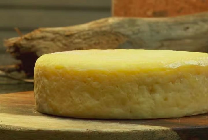 JÃ¡ o Emmental tem um sabor suave e uma consistÃªncia firme, sendo ideal para derreter e criar uma textura cremosa. A combinaÃ§Ã£o desses dois queijos Ã© muito comum, formando o famoso fondue "moitiÃ©-moitiÃ©" (meio a meio), que equilibra perfeitamente sabor e cremosidade.