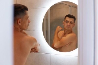 Muitos homens relatam melhora significativa na confiança e na satisfação pessoal após o procedimento -  (crédito: 18526052/FreePik)