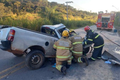 Os bombeiros iniciaram o resgate da vítima, que estava encarcerada, mas a morte foi confirmada no local -  (crédito: CBMMG/Divulgação)