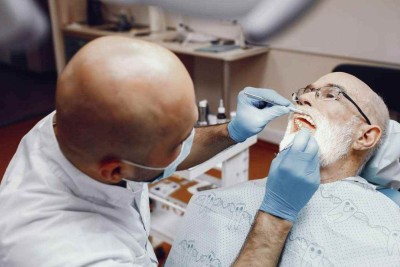 O câncer de boca atinge em sua maioria homens acima dos 40 anos, sendo que os principais sintomas são feridas na boca que não cicatrizam  -  (crédito: Prostooleh/ Freepik)