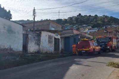 As chamas colocavam em risco imóveis vizinhos e caminhões estacionados -  (crédito: Divulgação/Corpo de Bombeiros)