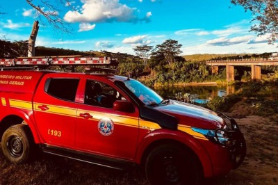 O corpo foi visto boiando às margens do Rio das Velhas -  (crédito: CBMMG/Divulgação)