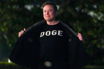  Elon Musk exibe uma camisa com a inscrição DOGE enquanto caminha pelo gramado sul da Casa Branca -  (crédito: Oliver Contreras / AFP)
