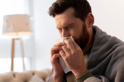 Para evitar gripes e resfriados, é importante usar roupas adequadas para manter o corpo aquecido -  (crédito: Freepik)